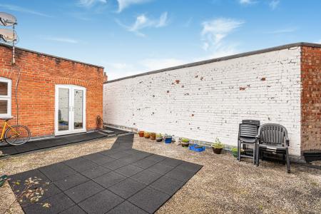 2 bedroom Flat to let in Loes Alley, Alton, GU34