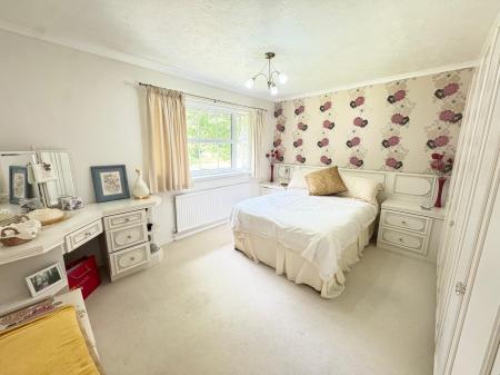 4 bedroom Detached house for sale in Woodmere Croft, Kempshott, Basingstoke, RG22