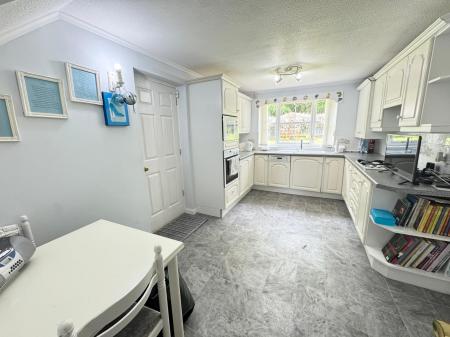 4 bedroom Detached house for sale in Woodmere Croft, Kempshott, Basingstoke, RG22