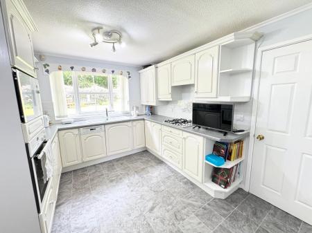4 bedroom Detached house for sale in Woodmere Croft, Kempshott, Basingstoke, RG22