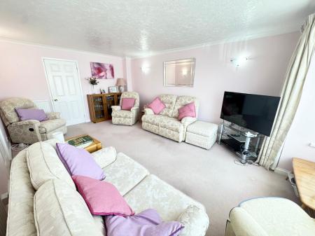 4 bedroom Detached house for sale in Woodmere Croft, Kempshott, Basingstoke, RG22