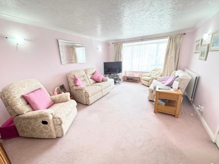 4 bedroom Detached house for sale in Woodmere Croft, Kempshott, Basingstoke, RG22