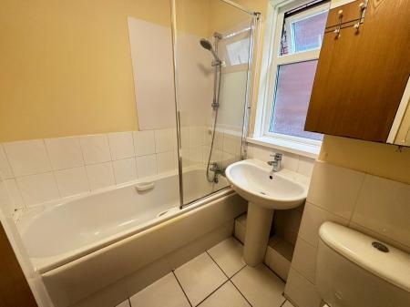 1 bedroom Studio flat to let in Flaxfield Court, Basingstoke, RG21