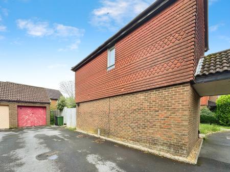 2 bedroom End of terrace house to let in Marshall gardens, Basingstoke, RG21