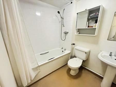 2 bedroom Flat for sale in Peninsula Road, Winchester, SO22