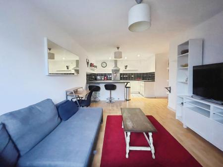 2 bedroom Flat to let in 55 Queens Dock Avenue, City centre, Hull, HU1