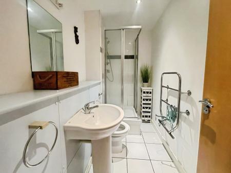 2 bedroom Flat to let in 55 Queens Dock Avenue, City centre, Hull, HU1