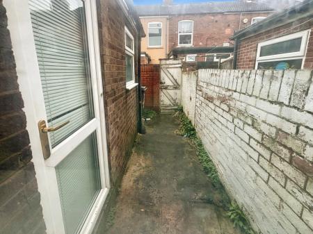 2 bedroom End of terrace house for sale in Carrington Avenue, Hull, HU5