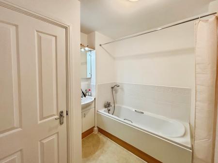 2 bedroom Flat for sale in Dunsley House, Hessle Road, Hull, HU4