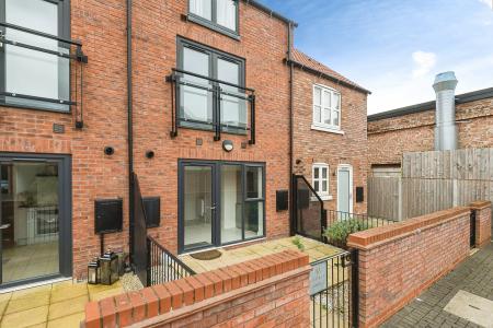 3 bedroom Terraced House for sale in Scotts Square, Hull, HU1