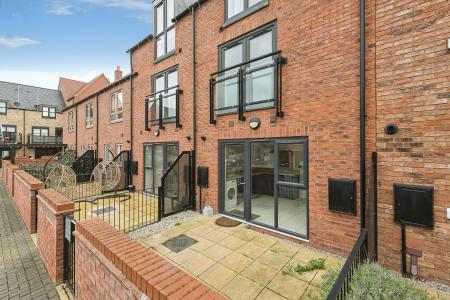 3 bedroom Terraced House for sale in Scotts Square, Hull, HU1