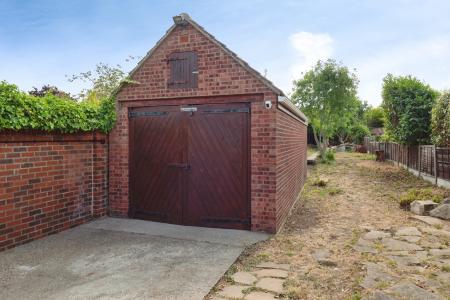 3 bedroom Semi-detached house for sale in Westfield Rise, Barrow Lane, Hessle, HU13