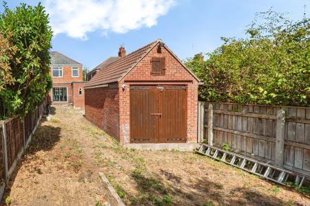 3 bedroom Semi-detached house for sale in Westfield Rise, Barrow Lane, Hessle, HU13