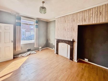 2 bedroom Semi-detached house for sale in Lorraine Street, Hull, HU8
