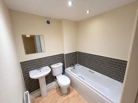 2 bedroom Flat to let in Lambwath Hall Court, Biggin Avenue, Hull, HU7