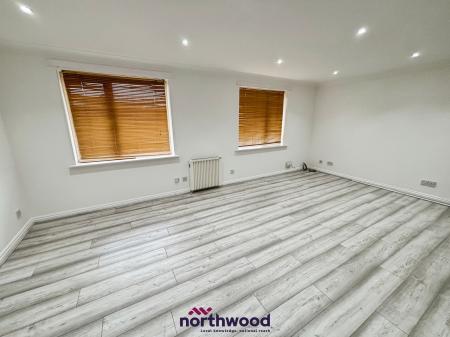 2 bedroom Flat to let in Lock Keepers Court, Victoria Dock, Hull, HU9