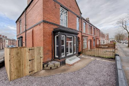 7 bedroom House share to let in Heywood Street, Bury, BL9