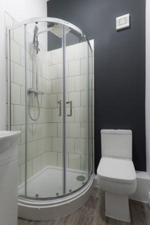 7 bedroom House share to let in Heywood Street, Bury, BL9