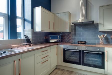 7 bedroom House share to let in Heywood Street, Bury, BL9