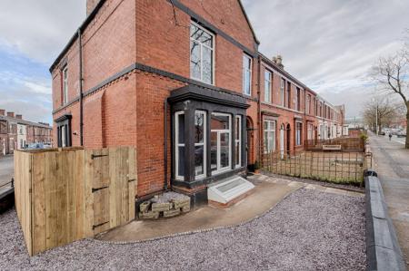 7 bedroom House share to let in Heywood Street, Bury, BL9