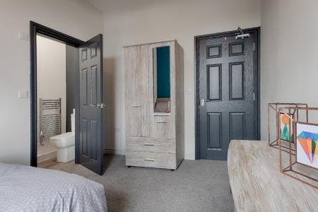 7 bedroom House share to let in Heywood Street, Bury, BL9