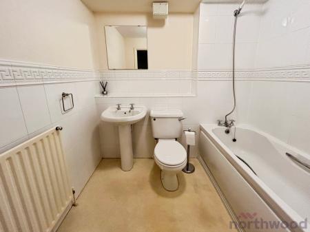 2 bedroom Flat for sale in Royal Court Drive, Bolton, BL1
