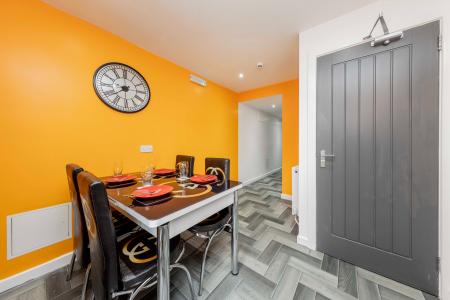 8 bedroom House share to let in Oldham Road, Failsworth, Manchester, M35