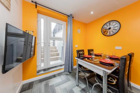 8 bedroom House share to let in Oldham Road, Failsworth, Manchester, M35