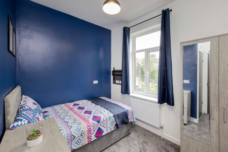 8 bedroom House share to let in Oldham Road, Failsworth, Manchester, M35