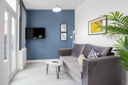 6 bedroom House share to let in Monmouth Avenue, Bury, BL9