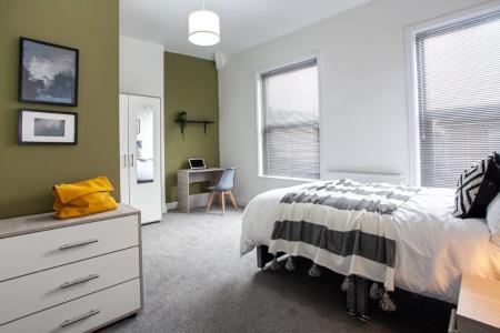 6 bedroom House share to let in Monmouth Avenue, Bury, BL9