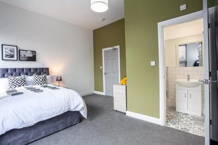 6 bedroom House share to let in Monmouth Avenue, Bury, BL9