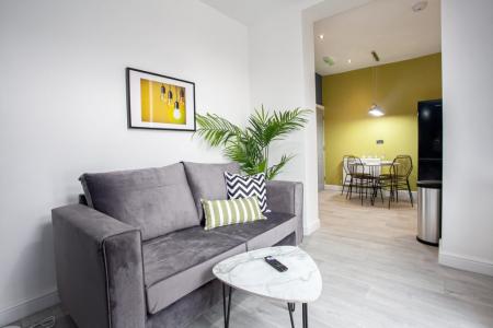 6 bedroom House share to let in Monmouth Avenue, Bury, BL9