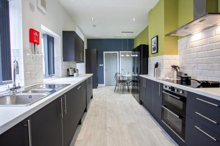 6 bedroom House share to let in Monmouth Avenue, Bury, BL9