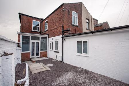 6 bedroom House share to let in Monmouth Avenue, Bury, BL9