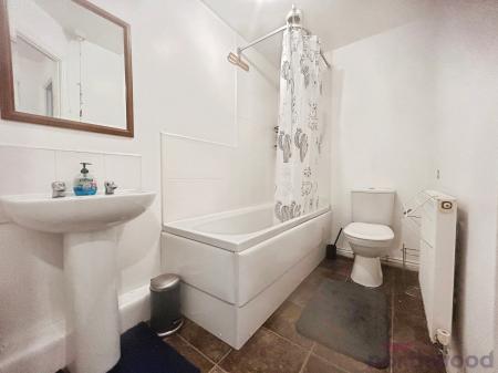 2 bedroom Flat for sale in Lilac Gardens, Bolton, BL3