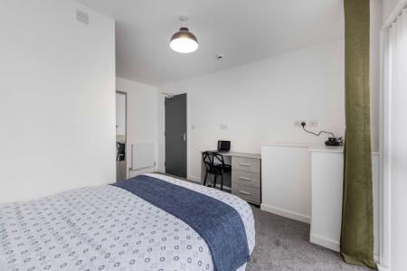 8 bedroom House share to let in Oldham Road, Failsworth, Manchester, M35