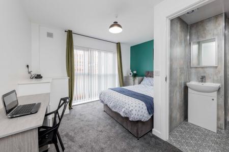 8 bedroom House share to let in Oldham Road, Failsworth, Manchester, M35