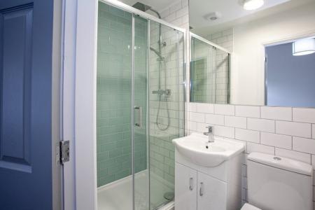 6 bedroom House share to let in Monmouth Avenue, Bury, BL9