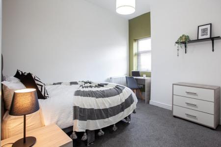 6 bedroom House share to let in Monmouth Avenue, Bury, BL9