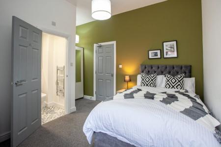 6 bedroom House share to let in Monmouth Avenue, Bury, BL9