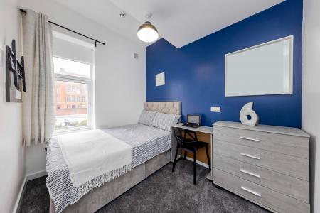 8 bedroom House share to let in Oldham Road, Failsworth, Manchester, M35