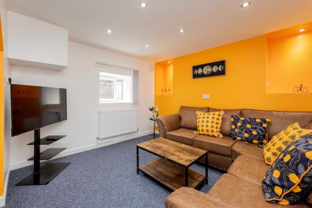 8 bedroom House share to let in Oldham Road, Failsworth, Manchester, M35