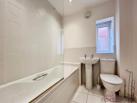 4 bedroom Detached house to let in Salisbury Avenue, Bolton, BL1