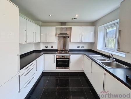4 bedroom Detached house to let in Salisbury Avenue, Bolton, BL1