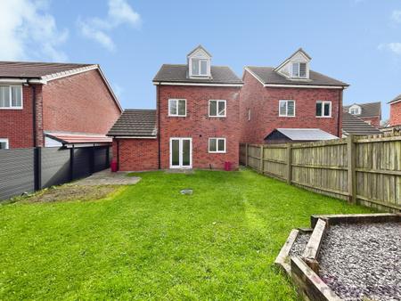 4 bedroom Detached house to let in Salisbury Avenue, Bolton, BL1