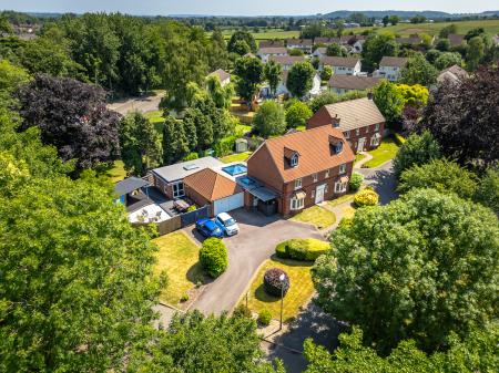 6 bedroom Detached house for sale in Queens Drive, Taunton, TA1