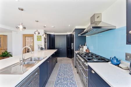 6 bedroom Detached house for sale in Queens Drive, Taunton, TA1