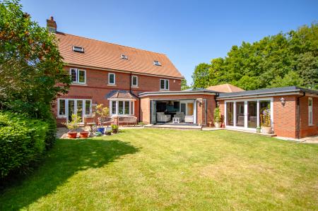 6 bedroom Detached house for sale in Queens Drive, Taunton, TA1