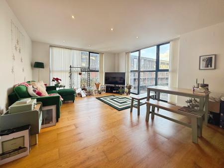 2 bedroom Flat to let in Airpoint, Skypark Road, BS3